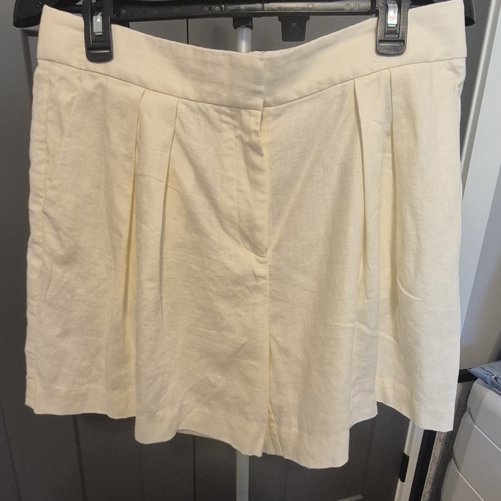 L'ACADEMIE Linen Shorts, Revolve, Size Large, Cream Color. - Picture 2 of 6